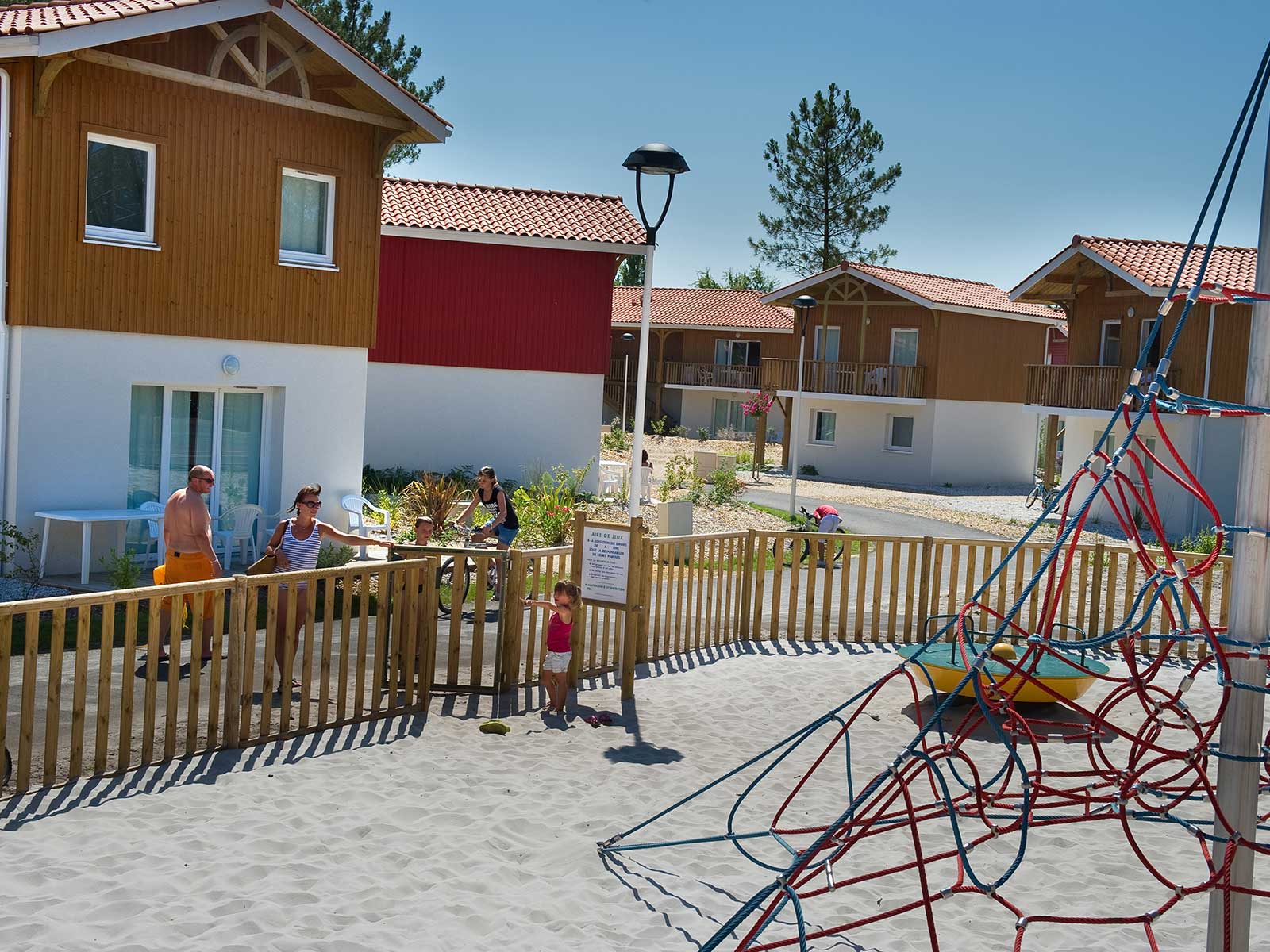 Aire De Jeux Du Domaine De Bayssan